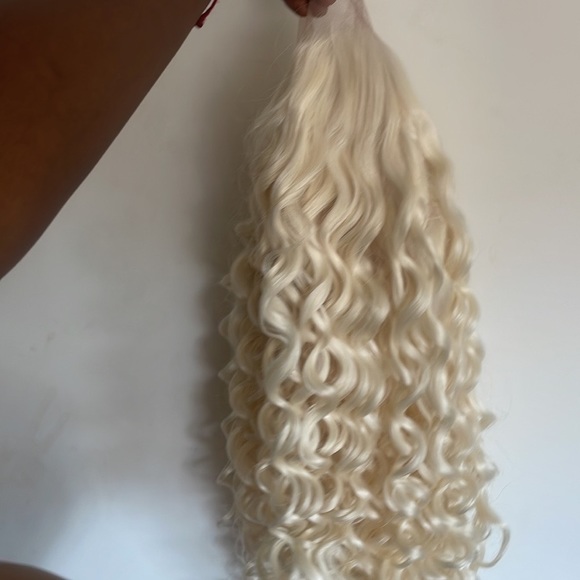 - 26” BLONDE CURLY Lace Front Wig *NWT* main image 4